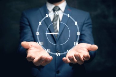 İşadamı ve saat dikey ekranda