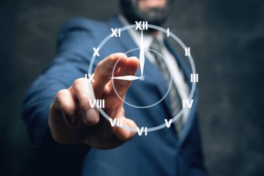 İşadamı ve saat dikey ekranda