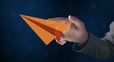 İş adamı ve mesaj düğmesi hayati ekranda