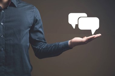 Sanal ekranda iş adamı ileti simgesi