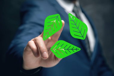 İnsan ve yaprak. Biyolojik bir döngünün işareti.