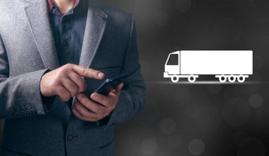 İnsan sanal ekrana dokunur. Ekranda kamyon simgesi