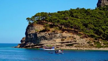 Ada boyunca yat, yat parkı, mavi göl, dağ manzarası, yeşil dağlar, mavi su, tekneler ve yatlar, eğlence yatı.