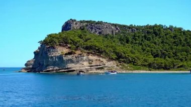 Ada boyunca yat, yat parkı, mavi göl, dağ manzarası, yeşil dağlar, mavi su, tekneler ve yatlar, eğlence yatları. Yüksek kalite 4k görüntü