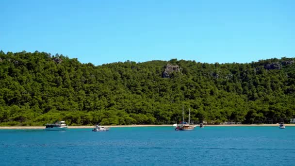 Yachting Entlang Der Insel Yachtparkplatz Blaue Lagune Berglandschaft Grüne Berge — Stockvideo