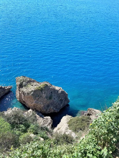 Antalya Türkiye 'nin kayalıklarından mavi deniz manzarası