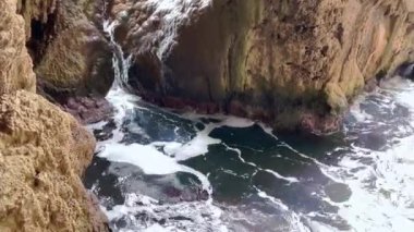 Güçlü deniz dalgaları kayalara çarpıyor. Yüksek kalite 4k görüntü