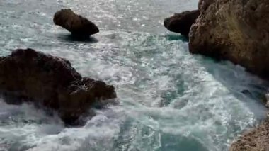 Güçlü deniz dalgaları kayalara çarpıyor. Yüksek kalite 4k görüntü