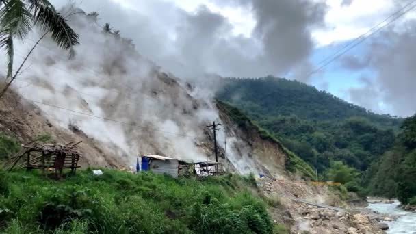 Геотермальные Горячие Источники Выделяют Пар Сероводородом Горах Филиппин Азии Высококачественные — стоковое видео