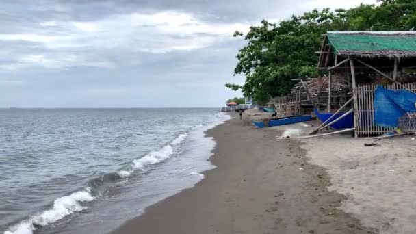 Pequeñas Olas Calientes Orilla Arenosa Del Mar Suavemente Acarician Orilla — Vídeo de stock