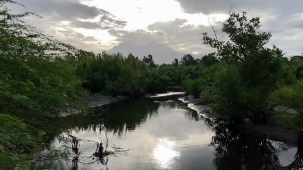 フィリピン山から流れる川は プラスチックなどのゴミの生態系で汚染の海岸の海に流れ込んでいます 高品質4K映像 — ストック動画