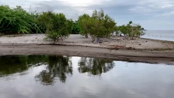 Filipinas Río Que Desciende Las Montañas Desemboca Mar Orillas Contaminación — Vídeo de stock