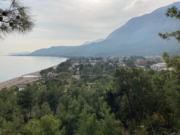 Antalya 'nın Türkiye Dağı' ndan deniz kenarındaki köyün manzarası. Yüksek kalite fotoğraf