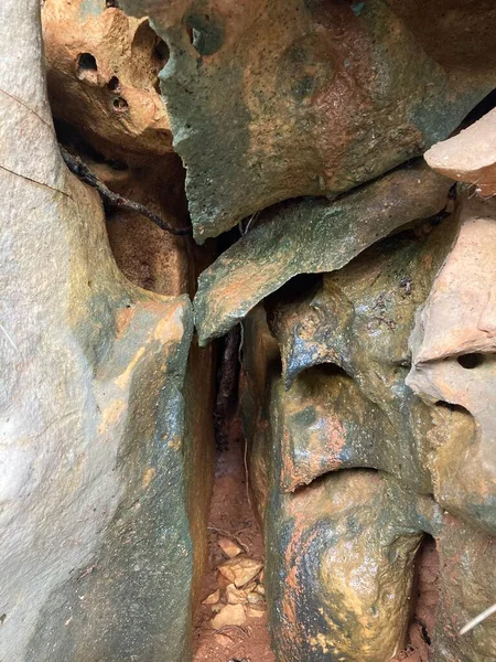 Uzun yıllar boyunca, su kayalarda alışılmadık doğal formlarda bir geçit açmıştır. Yüksek kalite fotoğraf