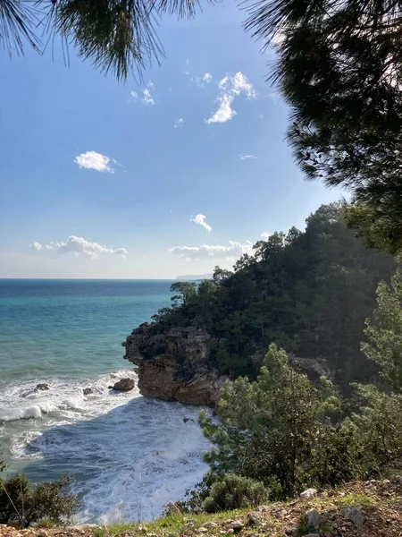 Kayaların arasında gözlerden uzak küçük bir göl ve fırtınalı bir deniz olan Antalya. Yüksek kalite fotoğraf