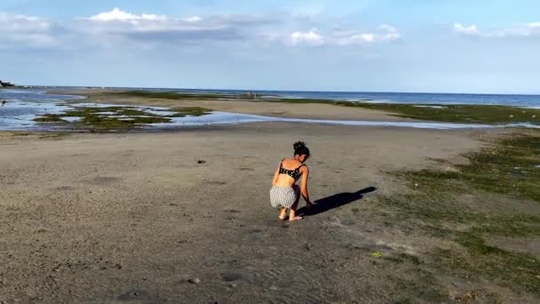 Une Fille Asiatique Aux Philippines Marée Basse Marche Sur Sable — Video
