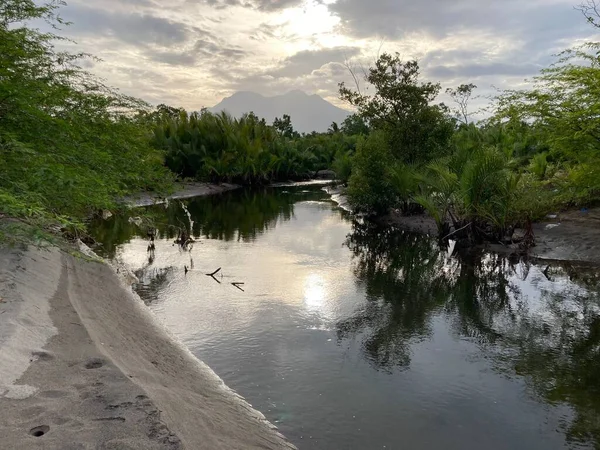 Filipinler Dağlardan akan nehir, plastik ve diğer çöp ekolojileriyle birlikte kirliliğin kıyılarından denize akar. Yüksek kalite fotoğraf