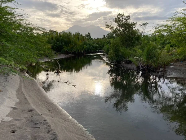 Filipinler Dağlardan akan nehir, plastik ve diğer çöp ekolojileriyle birlikte kirliliğin kıyılarından denize akar. Yüksek kalite fotoğraf