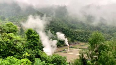 Yüksek dağlarda, doğa için çevre dostu yenilenebilir elektrik üretimi için bir jeotermal santral. Yüksek kalite 4k görüntü
