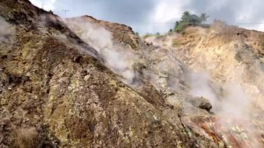 Filipinler 'in Asya dağlarındaki hidrojen sülfit ile jeotermal sıcak su kaynakları. Yüksek kalite 4k görüntü