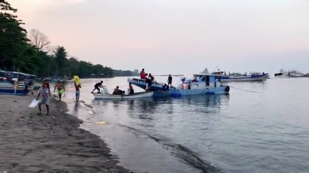 アジア人の男性が登場し 漁師は氷を積み込み 伝統的なボートで魚に日没時に海に行く予定です 高品質4K映像 — ストック動画