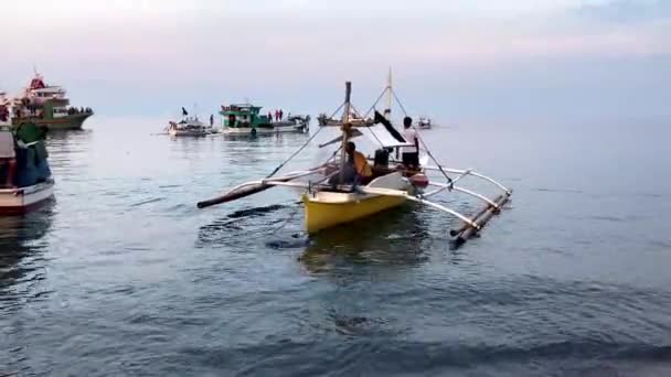Män Med Asiatiskt Utseende Fiskare Lastar Och Kommer Att Till — Stockvideo