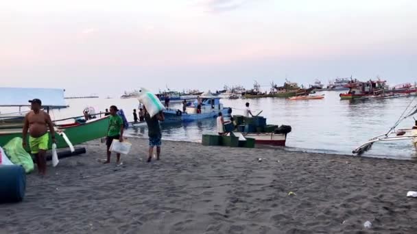Men Asian Appearance Fishermen Load Ice Going Sea Sunset Fish — Stock Video