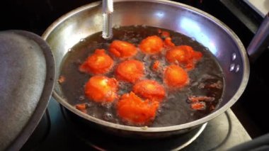 Kaynatılmış yağ, kızarmış patates tavuk, et, sokak yemekleri, Asya yemekleri, sokak satıcıları tarafından pişirilen bir sürü yağ. Yüksek kalite 4k görüntü