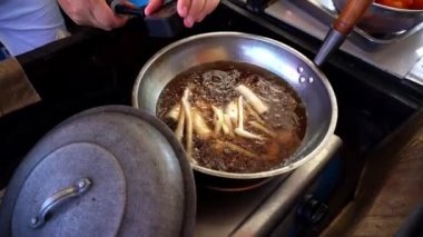 Kaynatılmış yağ, kızarmış patates tavuk, et, sokak yemekleri, Asya yemekleri, sokak satıcıları tarafından pişirilen bir sürü yağ. Yüksek kalite 4k görüntü