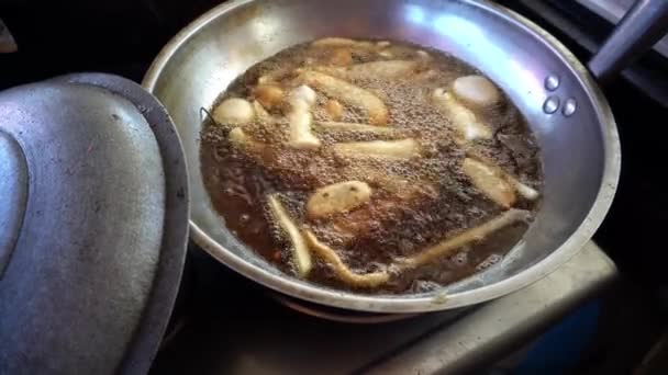 Vařící Olej Smažené Jídlo Brambory Kuřecí Maso Pouliční Jídlo Asijské — Stock video