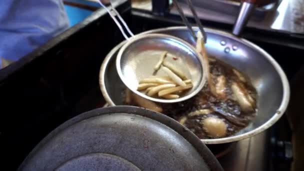 Kokende Olie Gebakken Voedsel Aardappelen Kip Vlees Straat Voedsel Aziatische — Stockvideo