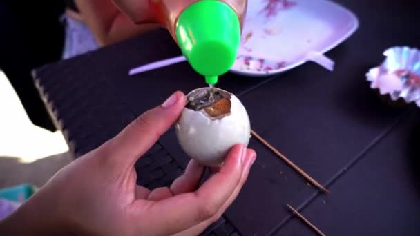 アジアの少女は 伝統的な料理バルトを食べる 肥料アヒルやチキン胚 煮沸した卵で 高品質の4K映像 — ストック動画