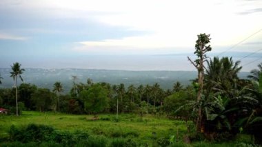 Dağlarda yoğun yeşil yağmur ormanları, yerleşim yeri manzarası, dağların etekleri, ormanı kaplayan sis. Yüksek kalite 4k görüntü