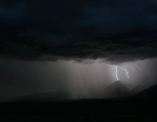 Leuchtende Starkregen Blitz Himmel Landschaft — Stockfoto