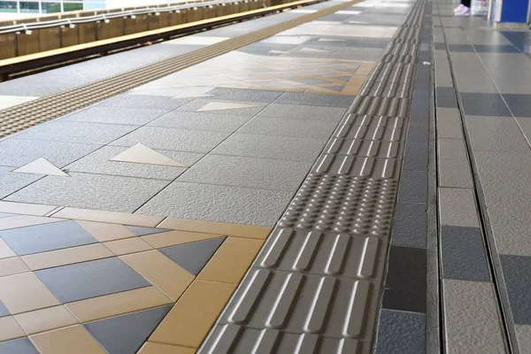 Kiremit yolundaki kör engeller için dokunsal kaldırımlar, tren istasyonundaki körlük için yürüyüş yolları.