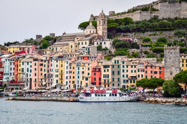 İtalya, Portovenere 'de bulutlu bir gün. Liman boyunca renkli binalar.