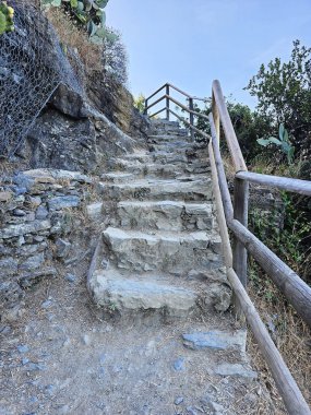 Cinque Terre, İtalya 'daki kayalık ve dik merdivenlerin detayları. Dikey fotoğraf.