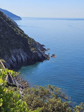 Ligurian Denizi 'nin dikey fotoğrafı Vernazza ve Corniglia arasındaki yürüyüş patikasından görüldü.. 