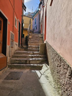 Vernazza, Cinque Terre, İtalya sokaklarında dik merdivenler. Renkli binalar. Dikey fotoğraf.
