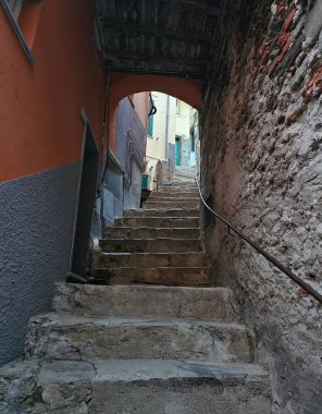 Vernazza, Cinque Terre, İtalya 'daki dar sokak merdivenleri. Dikey fotoğraf 