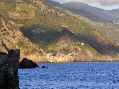 Vernazza sahilden Monterosso 'dan görüldü. Dağların üzerinde gün batımı.