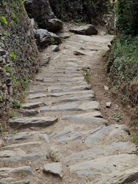 Vernazza 'ya giden yolda dik, sert merdivenler. Dikey fotoğraf.