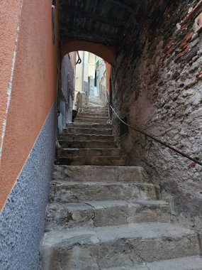 Riomaggiore 'daki eski merdivenleri daralt. Dik taş merdivenler yukarı çıkıyor..
