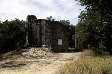 İtalya, Monterosso 'daki Aziz Antonio del Mesco manastırının kalıntıları. Eski taş duvarlar.