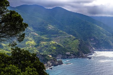 Ligurian Denizi Monterosso 'nun yüksek noktasından Cinque Terre, İtalya' da görüldü..