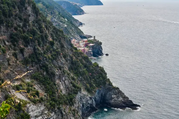 Monteross al Mare ve Vernazza arasındaki patikadan görünen dik tepeler. Sağ tarafta fotokopi alanı olan yatay fotoğraf. Vernazza köyü biraz görünür..