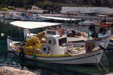 Yunanistan, Peloponnes 'de balıkçı limanı. Renkli tekneler