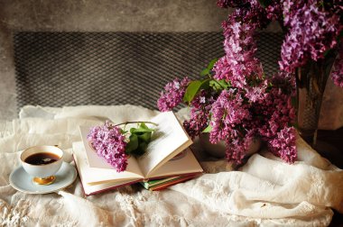 Norveç 'in Floroe limanına bakan küçük bir rıhtımda oturan tanınmış genç bir çocuk değil..