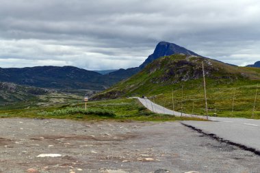 Norveç 'teki Jotunheimen yolu. Arka planda Bitihorn dağının üzerinde ağır bulutlar var..