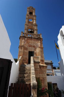 Rodos adasındaki Yunan kilise kulesinin dikey fotoğrafı.